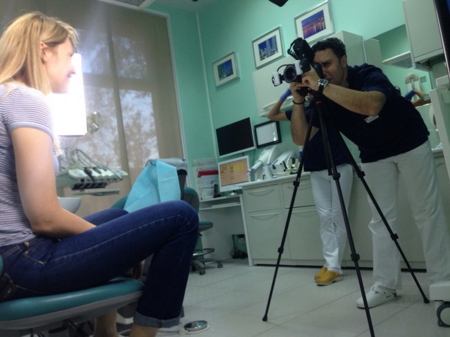 Поскольку фотография является важным диагностическим этапом в современной стоматологии, доктор Макаров Артур организовал в "Канадской Стоматологии" целую фотостудию